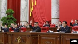 김정은 북한 국무위원장이 노동당 중앙위원회 제7기 제5차 전원회의를 주재했다며, 북한 관영 '조선중앙통신'이 지난 1일 사진을 공개했다. 