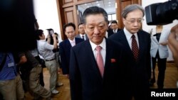 지난 7월 북한의 송일호 북-일 국교정상화 교섭담당 대사(가운데)와 일본의 이하라 준이치 외무성 아시아대양주 국장이 양국 국장급 협의를 갖기 위해 베이징 주재 북한대사관에 마련된 회담장으로 입장하고 있다. (자료사진)