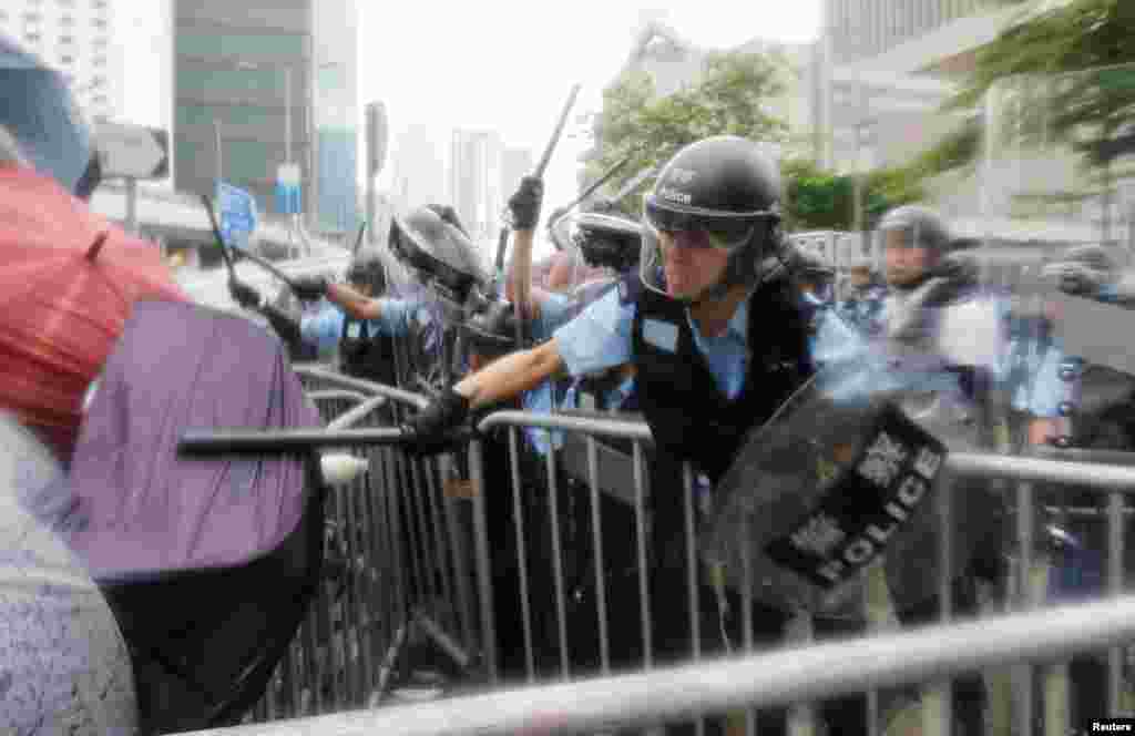 2019年6月12日,香港立法會外抗議者與防暴警察發生衝突。