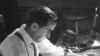 에드워드 R. 머로우가 CBS(Columbia Broadcasting System) 방속국에서 일하는 모습. 