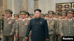 朝中社發布的照片顯示北韓領導人金正恩和軍人參加北韓戰爭停戰紀念活動（2014年7月27日）
