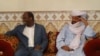 Iyad Ag Ghaly, o alegado líder do Ansar Dine, encontra-se com o então ministro dos Negócios Estrangeiros do Burkina Faso, Djibril Bassole, em Kidal, no norte do Mali, em 2012