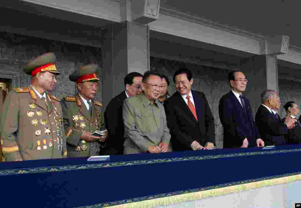 朝鮮中央新聞社的圖片顯示,2010年10月10日,北韓領導人金正日和中國高官周永康在朝鮮勞動黨成立65週年慶典的主席台上