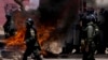 La policía llega a Parotani, Bolivia, para despejar carreteras bloqueadas por simpatizantes del expresidente Evo Morales, el 1 de noviembre de 2024. (AP)