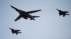 지난달 북한의 5차 핵실험에 대응해 출동한 미국의 장거리 전략폭격기 B-1B '랜서' (가운데)가 주한미군 오산공군기지 상공을 비행하고 있다. (자료사진)