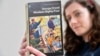 倫敦一家書店女職員手持英國作家喬治·奧威爾著作《1984》（路透社 2013年6月9日）