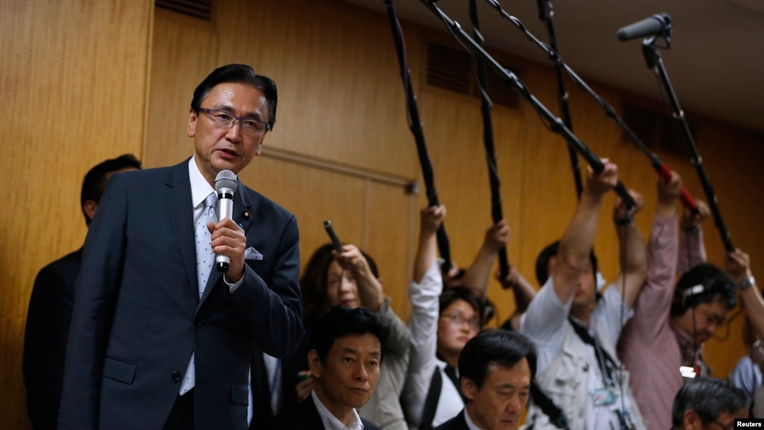 일본의 후루야 게이지 일본 납치문제담당상이 30일 도쿄에서 납북 피해 가족들과 만나, 최근 북한과 납북자 전면 재조사에 합의한 내용을 설명하고 있다.