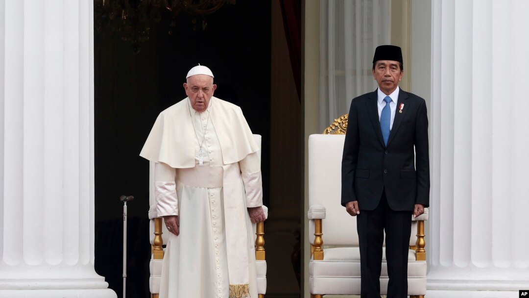 Pap Franswa (a goch) ak Prezidan Endonezyen Joko Widodo pandan yon seremoni nan pale prezidansyel la nan Jakarta, 4 Sept. 2024. 