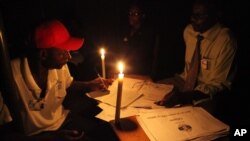 Polling officials are seen at a polling station during the country's referendum in the capital Harare, Mar. 16, 2013.