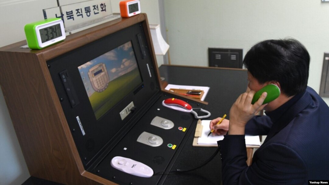 현지시각 3일 오후 3시 34분 경기도 파주시 판문점 공동경비구역(JSA) 내 연락사무소 '남북직통전화'를 통해 한국측 연락관이 북측 연락관과 통화하고 있다. 