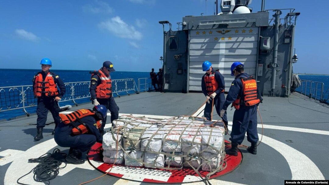 Operaciones de control del mar y contra el crimen transnacional del narcotráfico entre la Policía Nacional y la Armada de Colombia incautan cientos de kilogramos de droga, en una foto publicada el 17 de febrero de 2025 por la marina colombiana en sus redes sociales