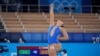Luciana Alvarado, de Costa Rica, realiza ejercicio en el piso durante las calificaciones de gimnasia artística femenina en los Juegos Olímpicos de Verano 2020, el domingo 25 de julio de 2021 en Tokio. 