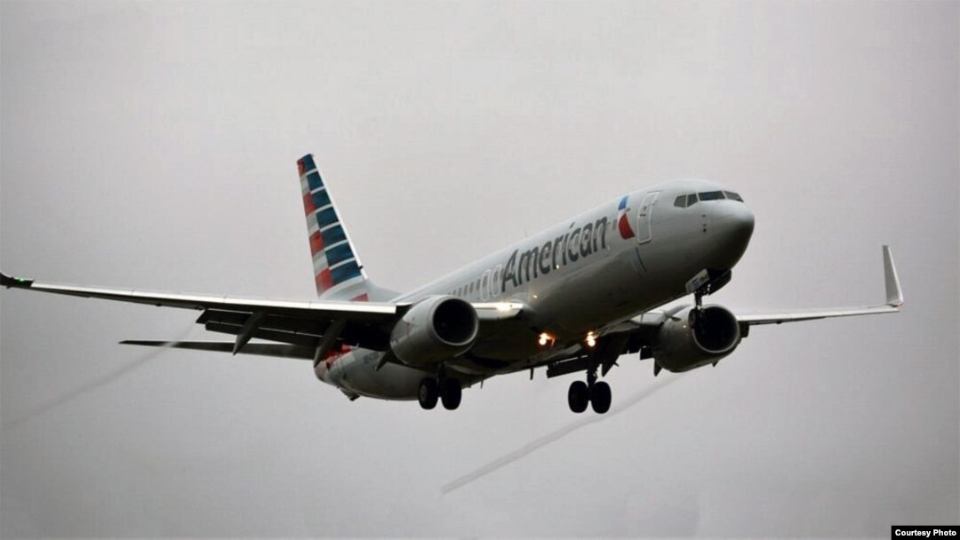 ARCHIVO - Un avión de American Airlines se prepara para aterrizar en el aeropuerto Reagan National cerca de Washington, DC. (Foto: Diaa Bekheet)