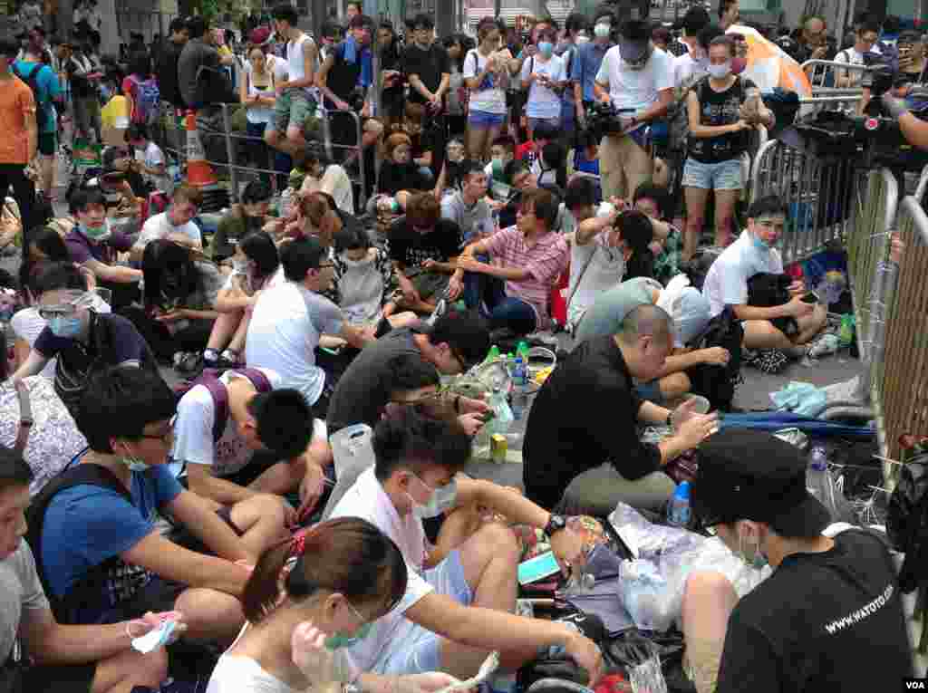 數千香港市民雲集政府總部聲援被困公民廣場學生(美國之音圖片/海彥拍攝)