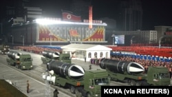 北韓在2021年1月14日的閱兵式上展示新型導彈