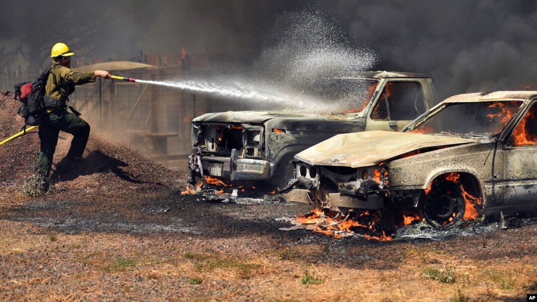 Nuevas aeronaves antincendios, incluyendo las llamadas súper cucharas, que recogen agua de lagos y lagunas sin tener que aterrizar luchan por combatir las llamas.