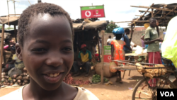 Alberto Santos, estudante do ensino primário no Chimoio, vende sacos de plástico no mercado. Província de Manica, Moçambique