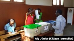 Assembleia de voto na província de Cabo Delgado. Moçambique, 15 Out, 2014. 