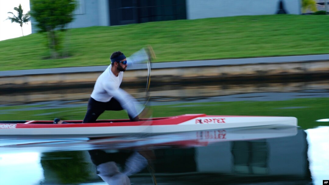 El remero Fernando Dayan Jorge rema en su canoa durante una sesión de entrenamiento antes de los Juegos Olímpicos de París 2024, el miércoles 26 de junio de 2024, en Cape Coral, Florida.