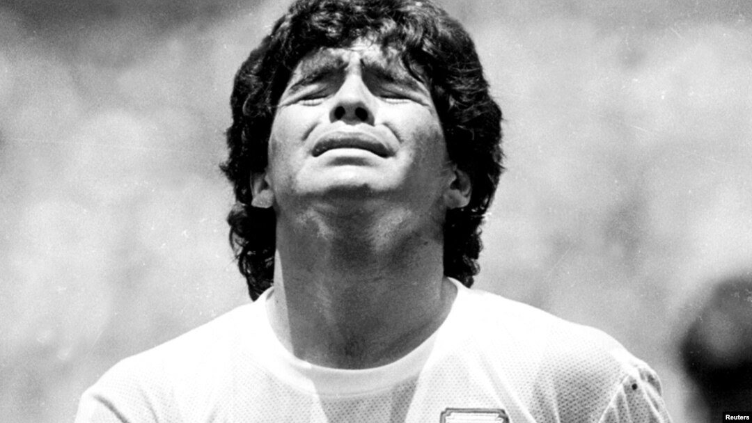 ARCHIVO - Diego Maradona de Argentina reacciona al recibir una tarjeta amarilla, durante la final de la Copa del Mundo contra Alemania, en el Estadio Azteca en la Ciudad de México, el 29 de junio de 1986.