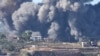Humo negro se eleva desde un ataque aéreo israelí en las afueras de Aita al-Shaab, una aldea fronteriza libanesa con Israel el sábado 4 de noviembre de 2023.