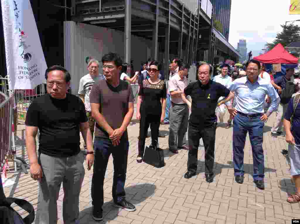 部分泛民議員到場支援學生。(美國之音圖片/海彥拍攝)