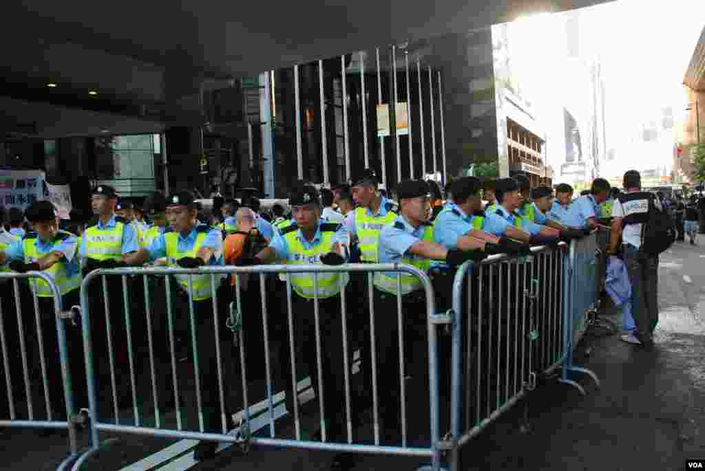 香港警方不斷用鐵馬擴大封鎖區,不讓記者及示威者進入