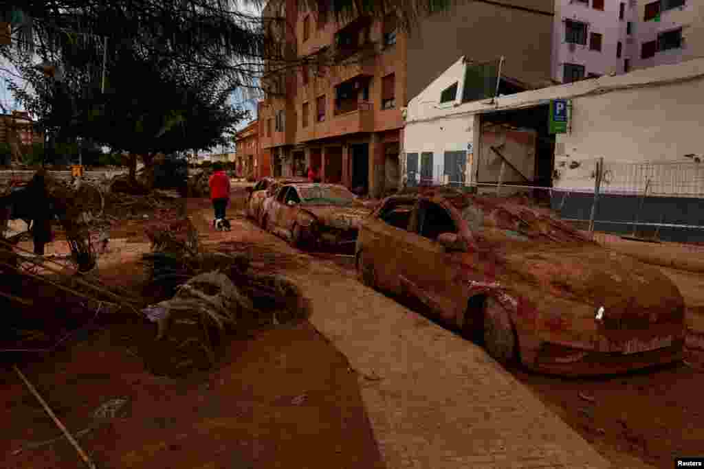 Cuando la región de Valencia, España, sigue luchando para recuperarse de las fatales inundaciones, empieza a tomar medidas ante posibles nuevas lluvias torrenciales. 