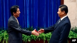 日本首相安倍晉三與中國國家主席習近平在北京亞太峰會期間會面。