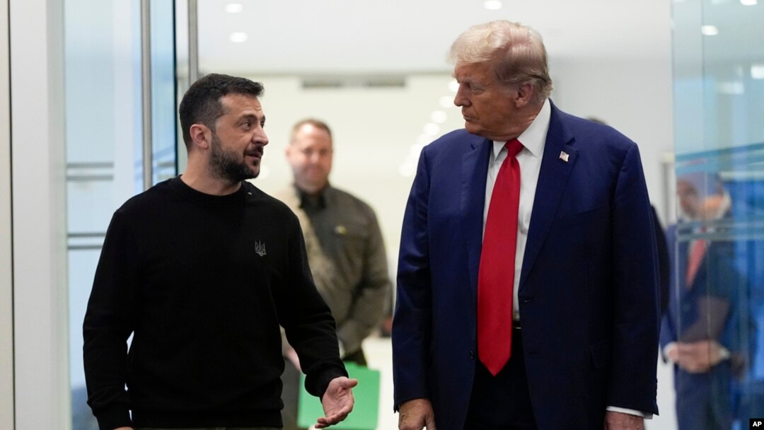 El candidato presidencial republicano Donald Trump se reúne con el presidente de Ucrania Volodymyr Zelenskyy en la Torre Trump, el viernes 27 de septiembre de 2024, en Nueva York. [Foto:Archivo/AP].
