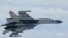 日本防衛廳發布的一張圖片顯示，一架中國蘇27戰機在東中國海海域接近日本領空飛行。（資料圖片）