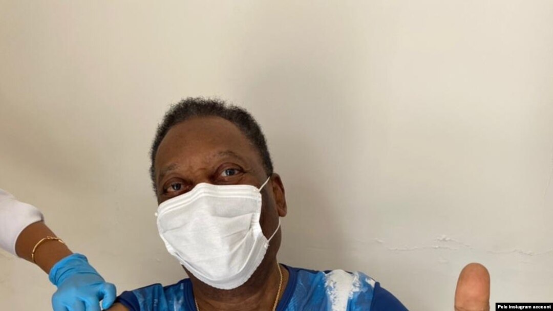 Pelé levanta el pulgar en señal de aprobación mientras recibe la vacuna contra la COVID-19, en esta foto tomada por su esposa Marcia Aoki, y publicada por el astro en su página de Instagram.