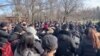 近300人2月9日（星期天）在中央公園舉行了海外首個悼念死於新冠病毒的”吹哨人”李文亮醫生追悼會。