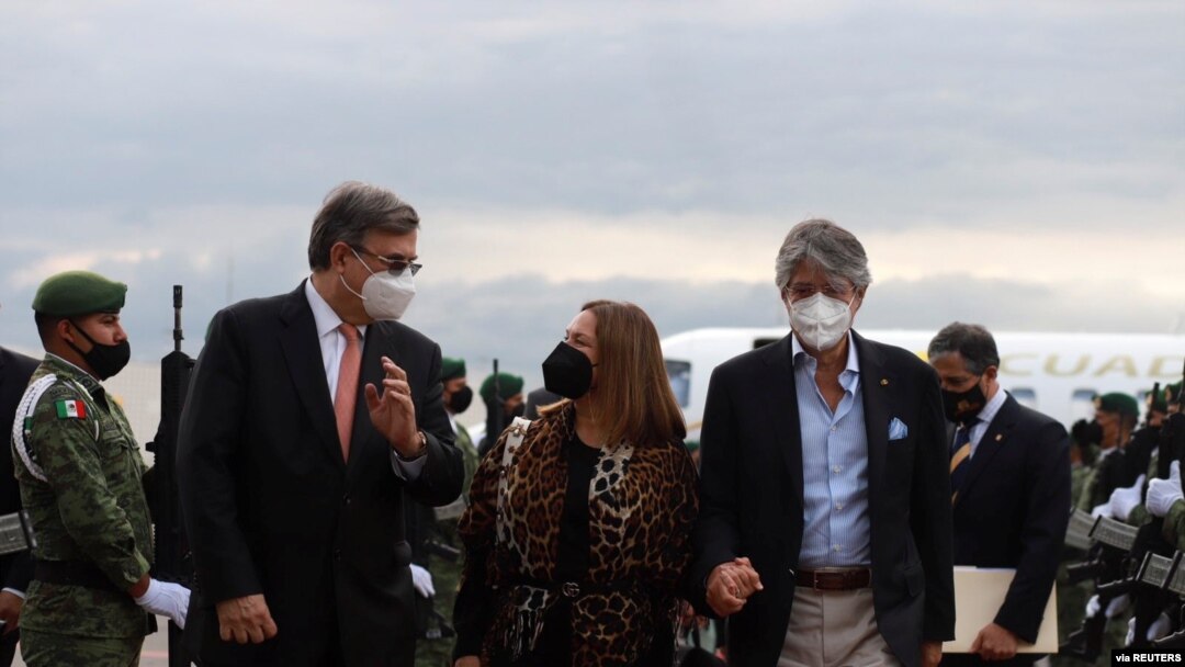 El presidente de Ecuador, Guillermo Lasso, y su esposa María Lourdes Alcívar, son recibidos por el canciller mexicano Marcelo Ebrard, en el Aeropuerto Internacional Benito Juárez de la Ciudad de México el 23 de agosto de 2021.
