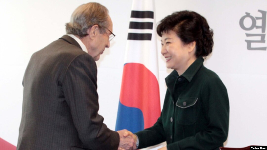4일 한국 서울에서 윌리엄페리 전 미 국방장관(왼쪽)을 접견한 박근혜 한국 대통령 당선인.