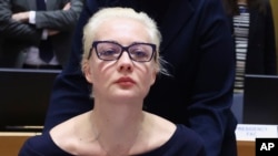 Mke wa Alexei Navalny, Yulia Navalnaya akizungumza mbele ya mawaziri wa mambo ya kigeni wa EU, mjini Brussels.