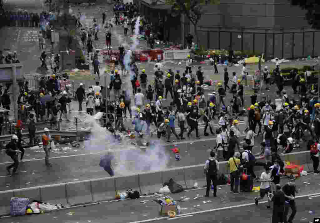 香港防暴警察向立法會外的抗議者發射催淚彈。 (2019年6月12日)