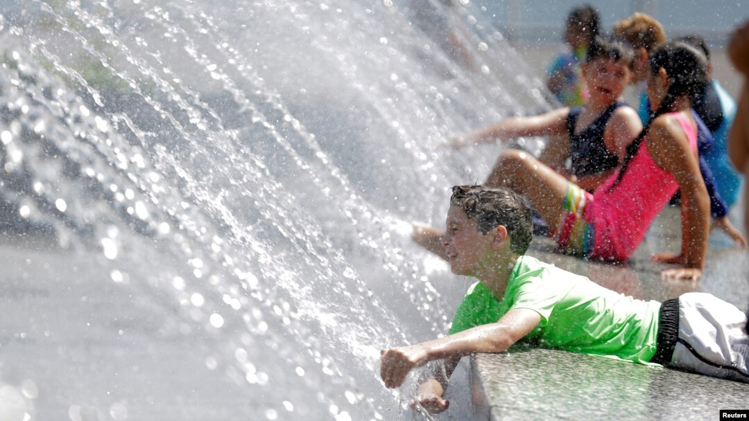 Children play in a fountain during a heat wave in Washington, July 24, 2016. 
