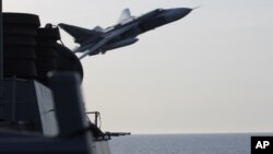 一架俄罗斯战机飞过波罗的海上空。（2016年4月12日）