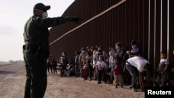 Un agente fronterizo instuye a los inmigrantes después de cruzar el muro desde el Río Grandes hacia EE. UU. en Peñitas, Texas, en marzo de 2017. 