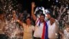 承諾會與台灣維持邦交的紅黨候選人聖地亞哥·培尼亞（Santiago Pena，中）慶祝在2023年4月30日巴拉圭總統大選中勝出。（路透社）