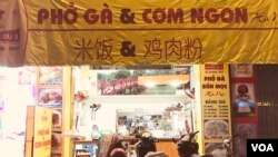 儘管越南和中國在現代經濟中經歷了不同的轉折，但許多越南商店都有中文標識，這是兩國擁有共同歷史的一個揮之不去的跡象。（2018年12月28日）