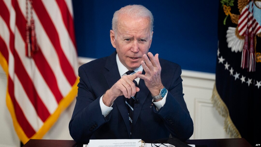 El presidente de los Estados Unidos, Joe Biden, habla sobre la respuesta de la administración al COVID-19 en el Auditorio de la Corte Sur de la Casa Blanca en Washington DC, el 13 de enero de 2022. 