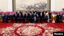 2019年4月26日，中國國家主席習近平及其夫人彭麗媛和其他國家領導人在北京人民大會堂舉行的一帶一路歡迎宴會上合影。