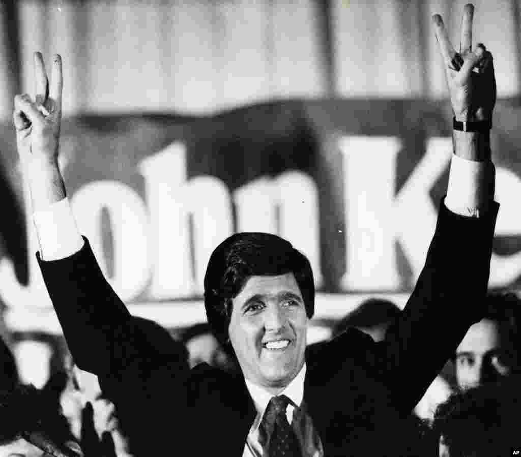 1984年11月6日，約翰.克里在波士頓一家酒店揮臂慶祝勝利。他在參議院選舉中擊敗了對手雷.沙米。