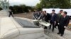 7일 한국 경기도 파주시 임진각에서 열린 아웅산 순국 제30주년 추모식에서 참배객들이 헌화하고 있다.