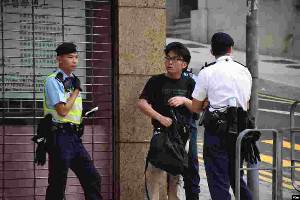 警員在中聯辦附近的街頭截查身穿黑衣的途人(美國之音 湯惠芸攝)