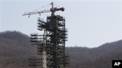 在這張今年4月8日拍攝的照片展示北韓的一枚火箭