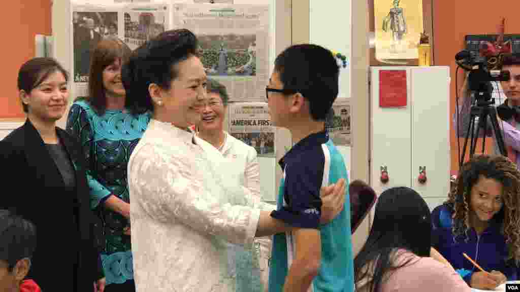 美國第一夫人梅拉尼亞·川普和習近平夫人彭麗媛參觀棕櫚灘的巴克藝術中學,這是一所地方公立學校(2017年4月7日,白宮記者團圖片)