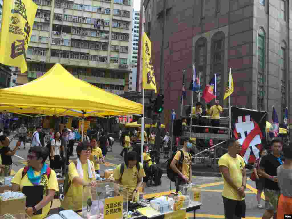 數萬港人參加七一大游行誓言守護香港(美國之音海彥拍攝)